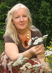 Monika Witte mit Heilpflanzen in Wochowsee