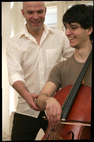 Matthias Graefen berührt den Unterarm eines Cellisten
